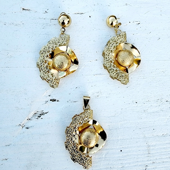 Avant-garde irregular hammered and filigree gold tone post earrings and pendant - Picture 1 of 5